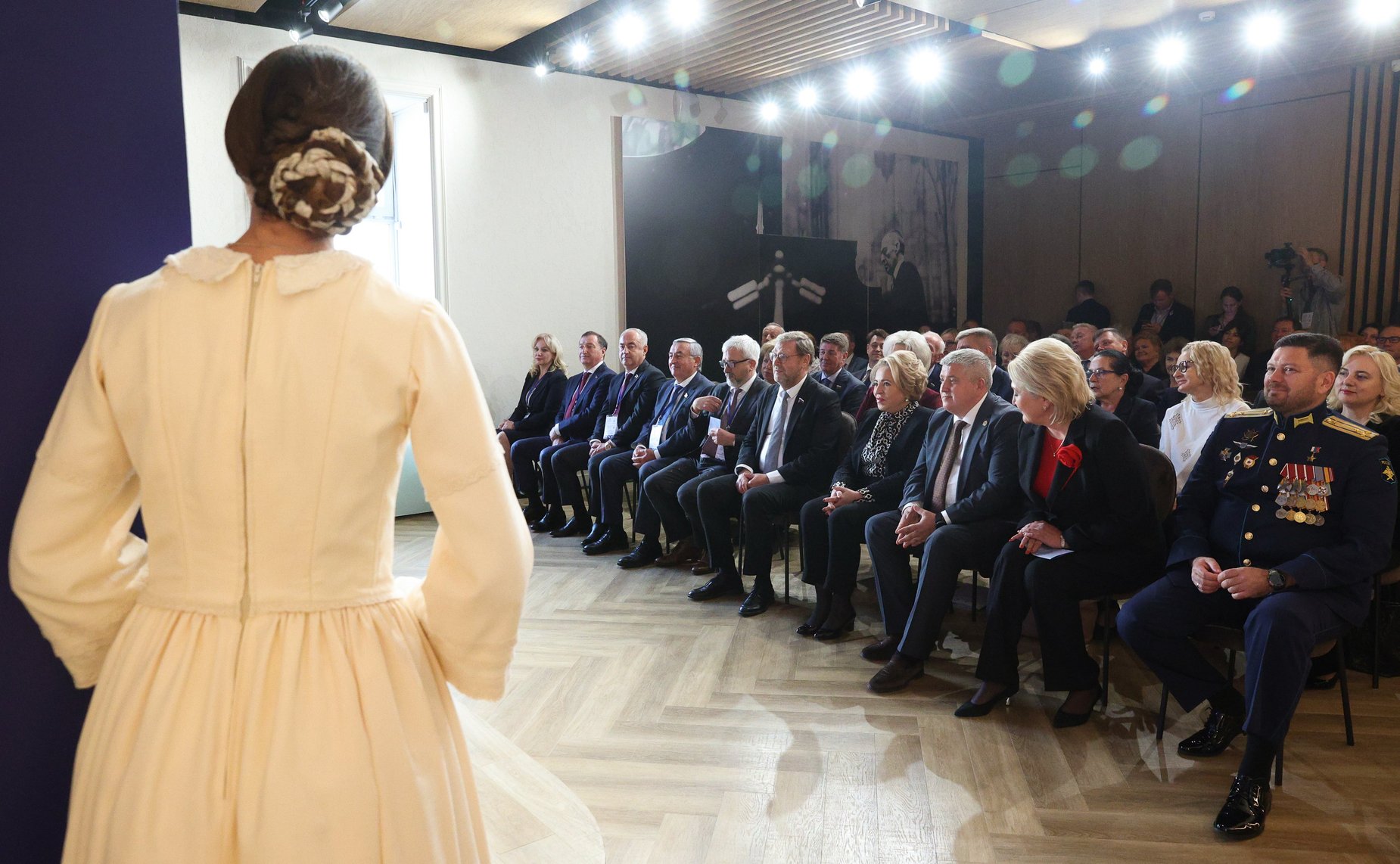 В рамках работы Х Парламентского форума «Историко-культурное наследие России» в Великом Новгороде Валентина Матвиенко посетила детскую общеобразовательную школу имени Г.Р. Державина и Дом музыки имени С.В. Рахманинова