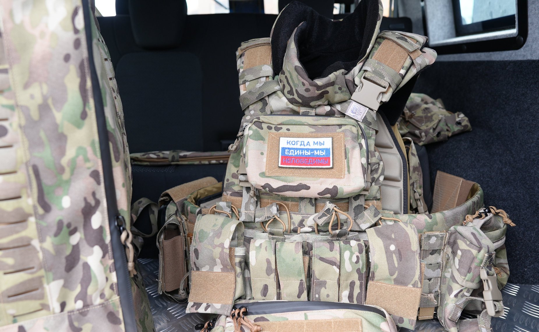 Александр Вайнберг вручил бронированный автомобиль и военное снаряжение главе ДНР Денису Пушилину