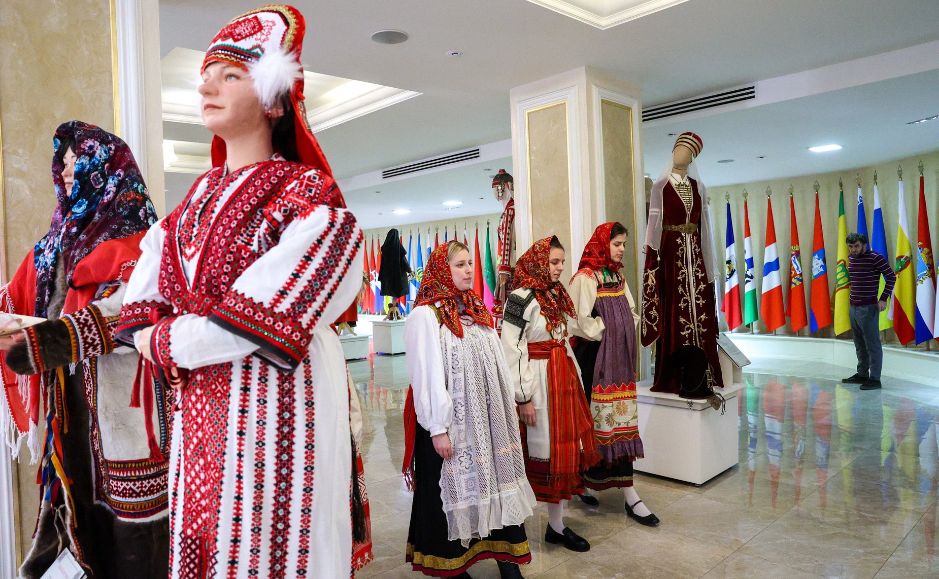 В Совете Федерации открылась выставка «Традиционные женские образы России»