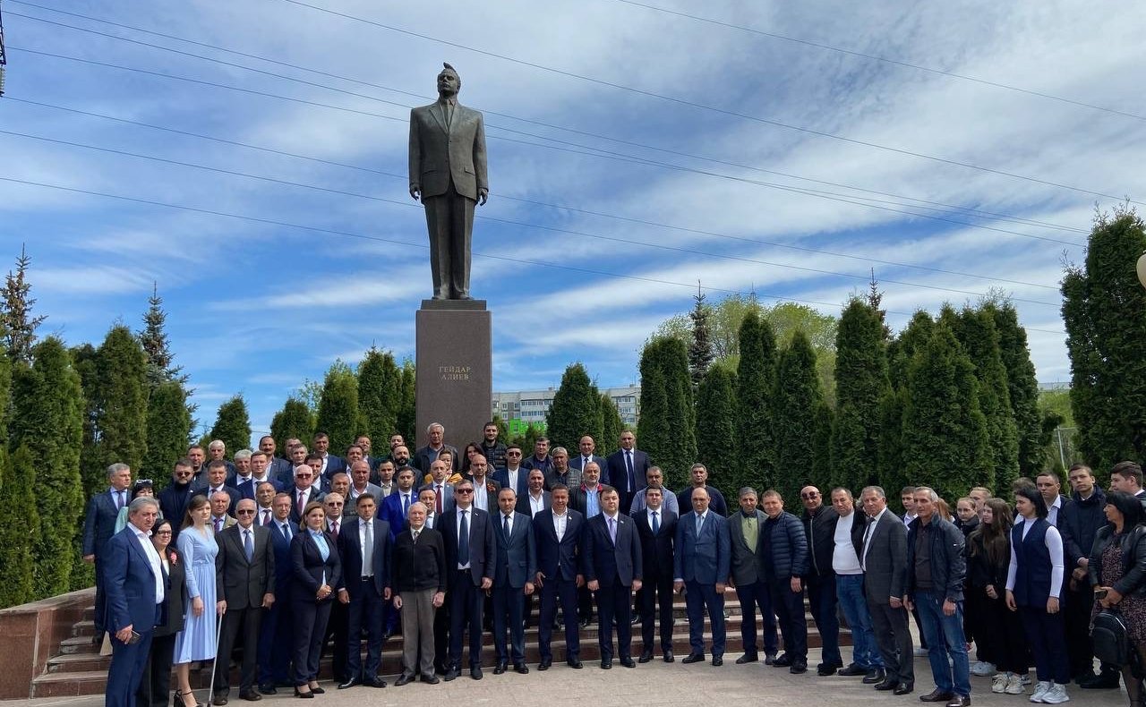 Айрат Гибатдинов вместе с членами правительства региона, делегацией из Азербайджанской Республики и регионов России почтили память бывшего Президента Азербайджана Гейдара Алиева и возложили цветы к его памятнику