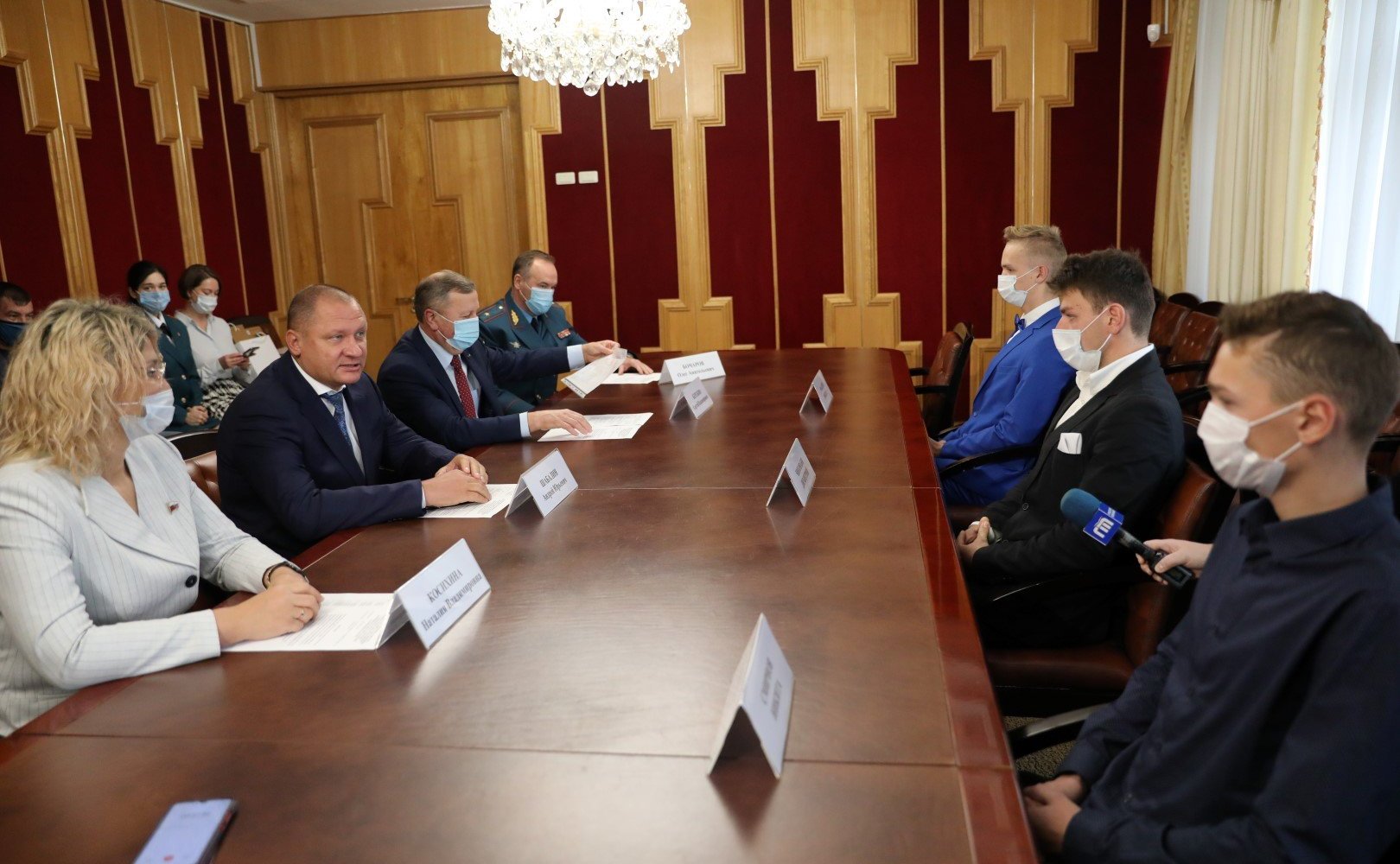 Н. Косихина и С. Березкин вручили детям-героям из Ярославской области памятные медали Совета Федерации «За проявленное мужество»