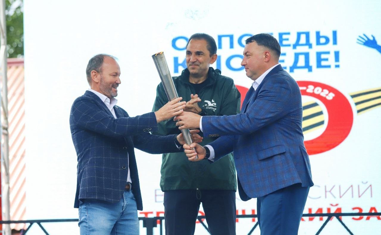 Андрей Хапочкин принял участие в церемонии старта финального этапа эстафеты «От Победы к Победе!»