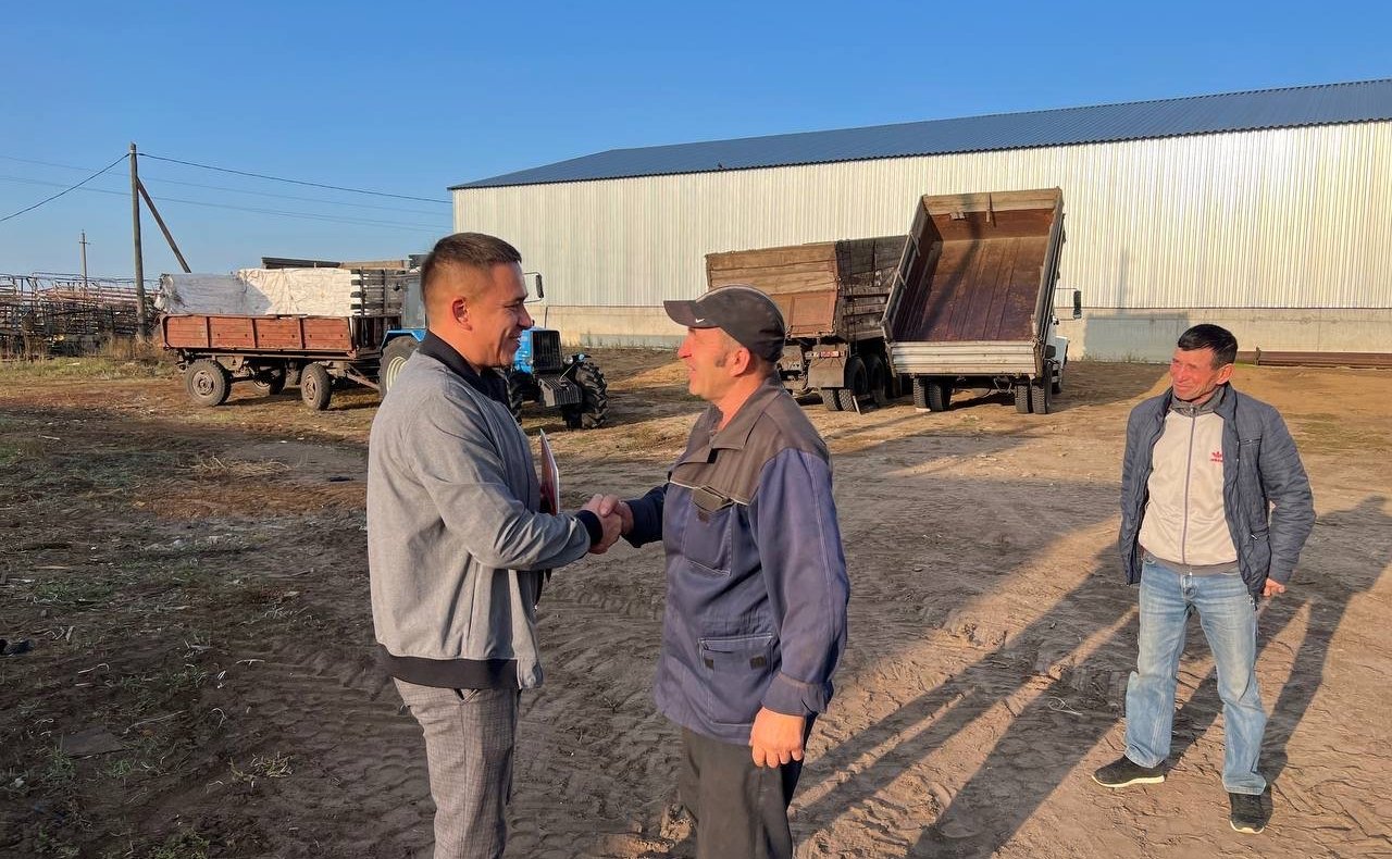 Айрат Гибатдинов в преддверии Дня работника сельского хозяйства и перерабатывающей промышленности посетил ряд агропромышленных предприятий Ульяновской области