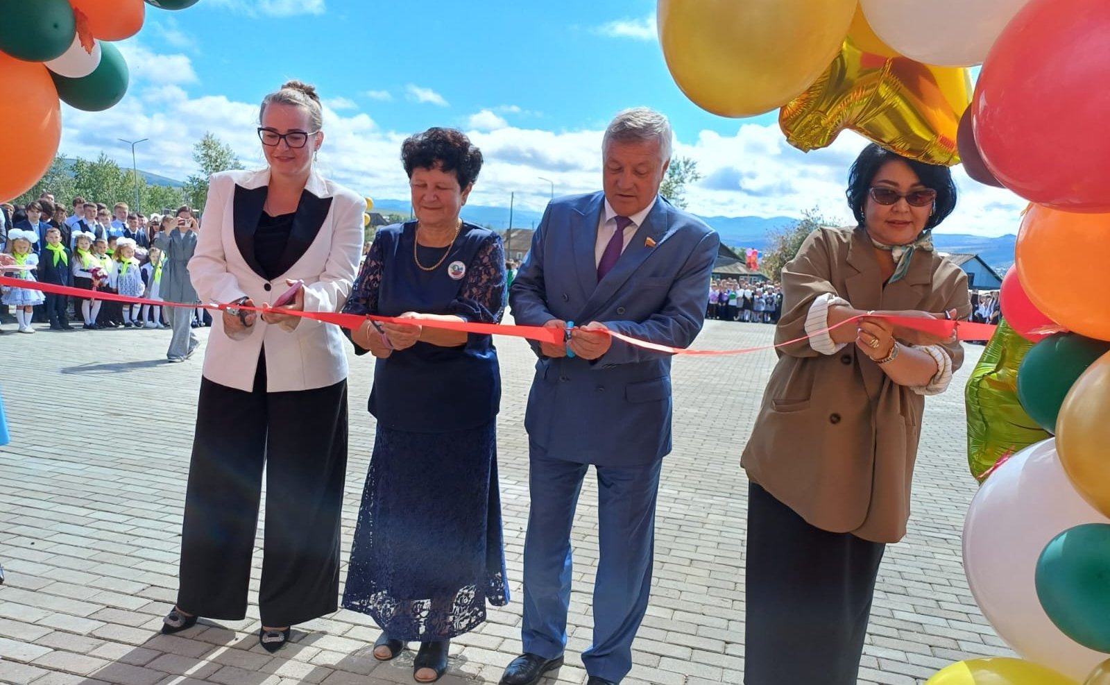 Сергей Михайлов поздравил с Днем знаний педагогов и учеников школы №63 поселка Чернышевск