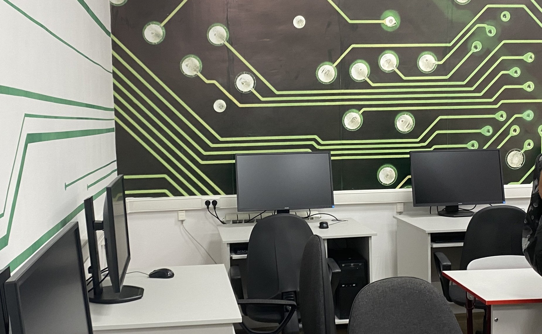 Олег Алексеев посетил ряд образовательных учреждений региона и поздравил учеников и педагогов с Днем знаний