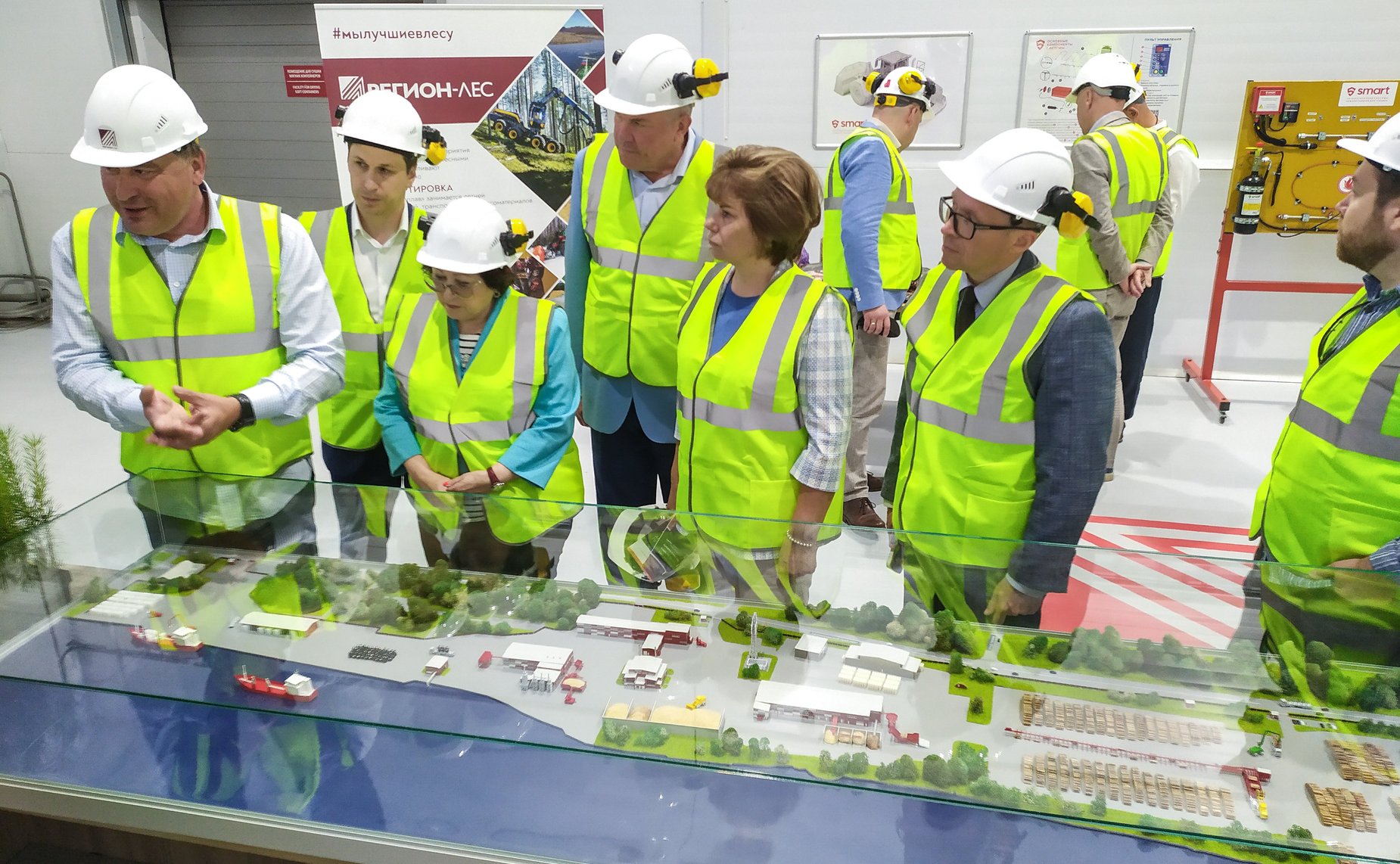 В рамках работы Совета по вопросам развития лесного комплекса сенаторы посетили ряд производственных объектов на территории Архангельской области