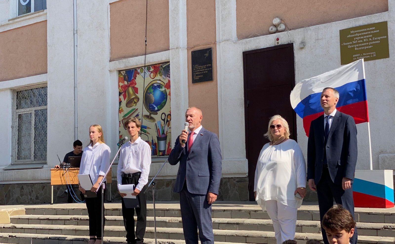 Сергей Горняков принял участие в торжественных линейках, посвященных Дню знаний, в Гимназии номер 1 и Лицее номер 5 г. Волгограда