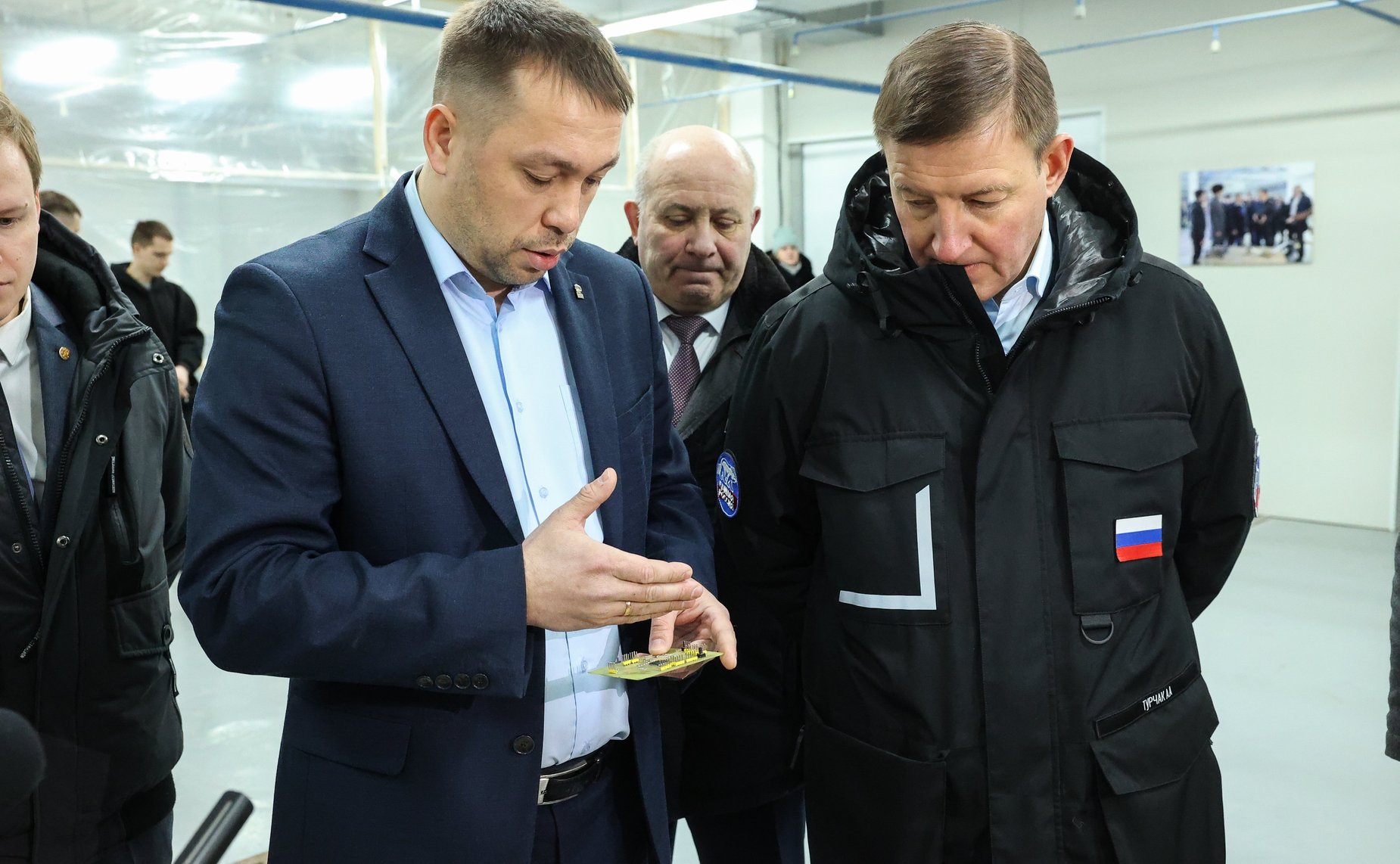 В ходе рабочей поездки в Хабаровский край первый заместитель Председателя СФ Андрей Турчак вместе с губернатором региона Михаилом Дегтяревым и мэром г. Хабаровска Сергеем Кравчуком посетил хабаровский Центр патриотического воспитания
