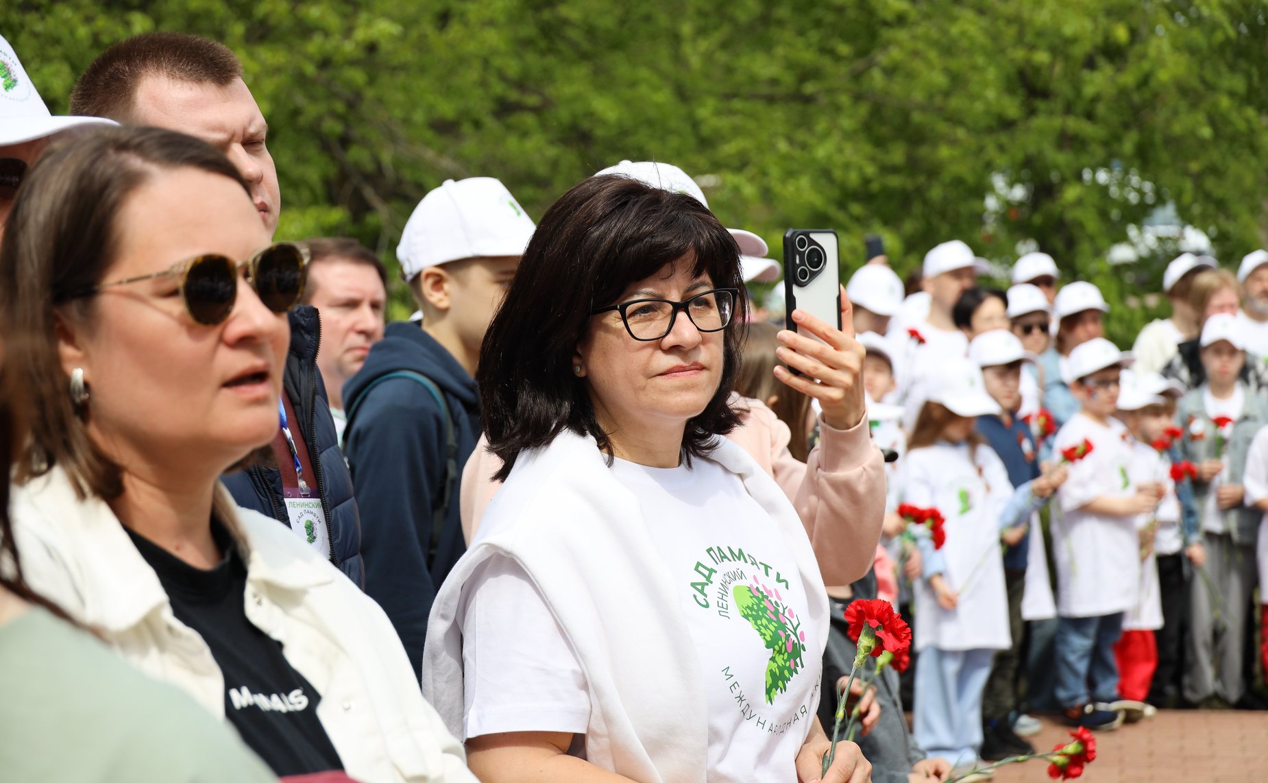 В Год защитника Отечества и 80-летия Победы в Великой Отечественной войне 1941–1945 годов сенаторы РФ и сотрудники Аппарата СФ провели акцию «Сад Памяти» — высадили 250 кустов сирени в музее-заповеднике «Горки Ленинские»