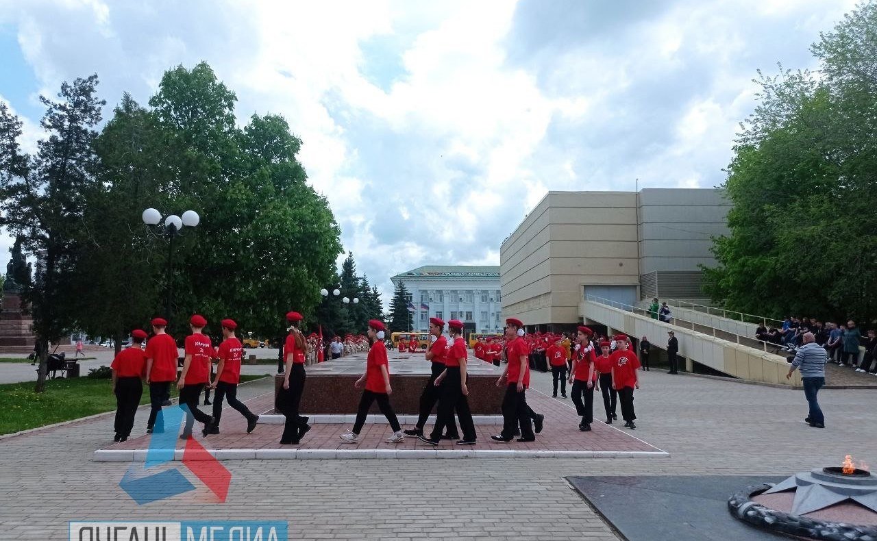 Ольга Бас приняла участие в церемонии приема детей в ряды «Юнармии» в ЛНР