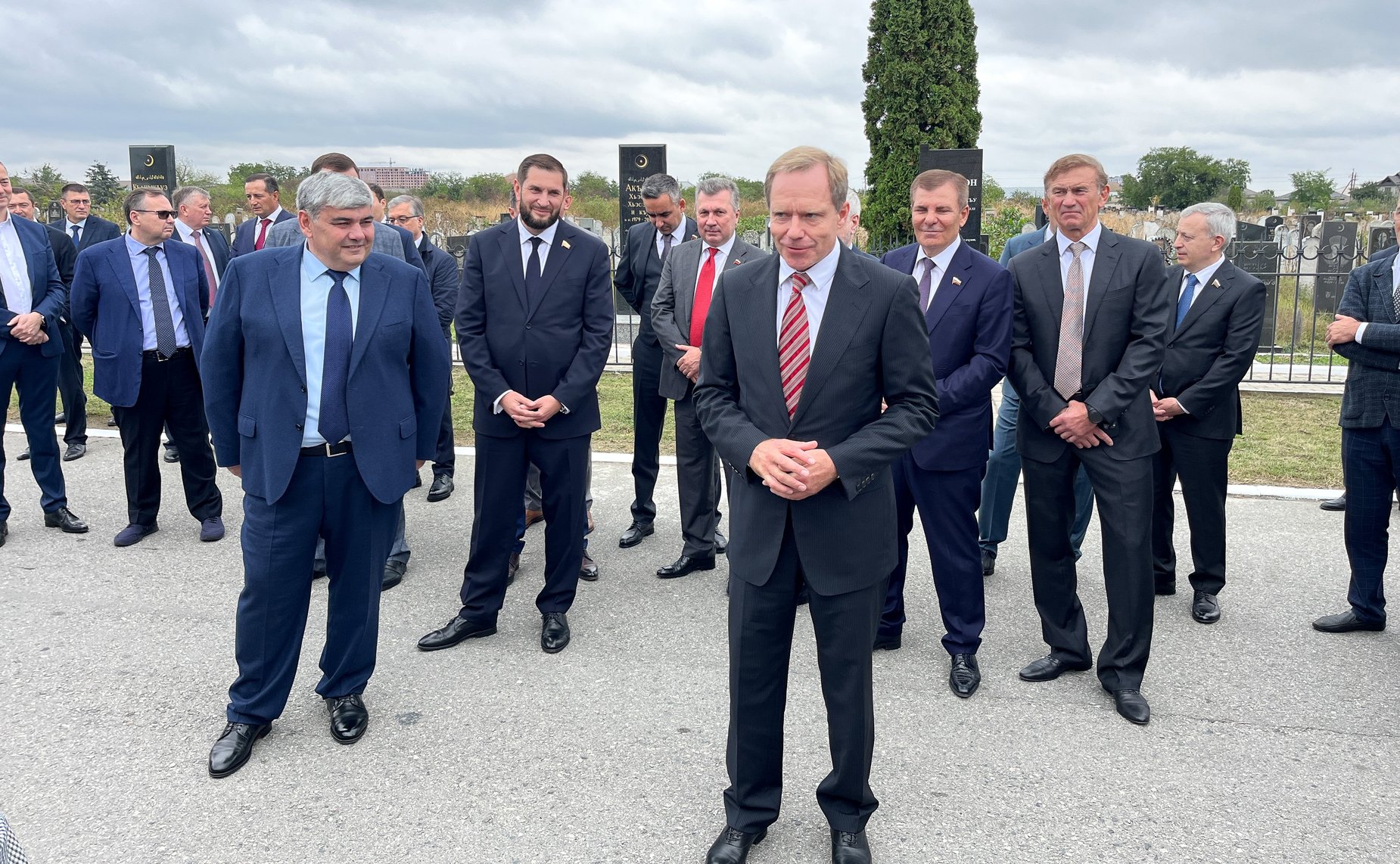 Сенаторы РФ приняли участие в церемонии возложения цветов к мемориалу