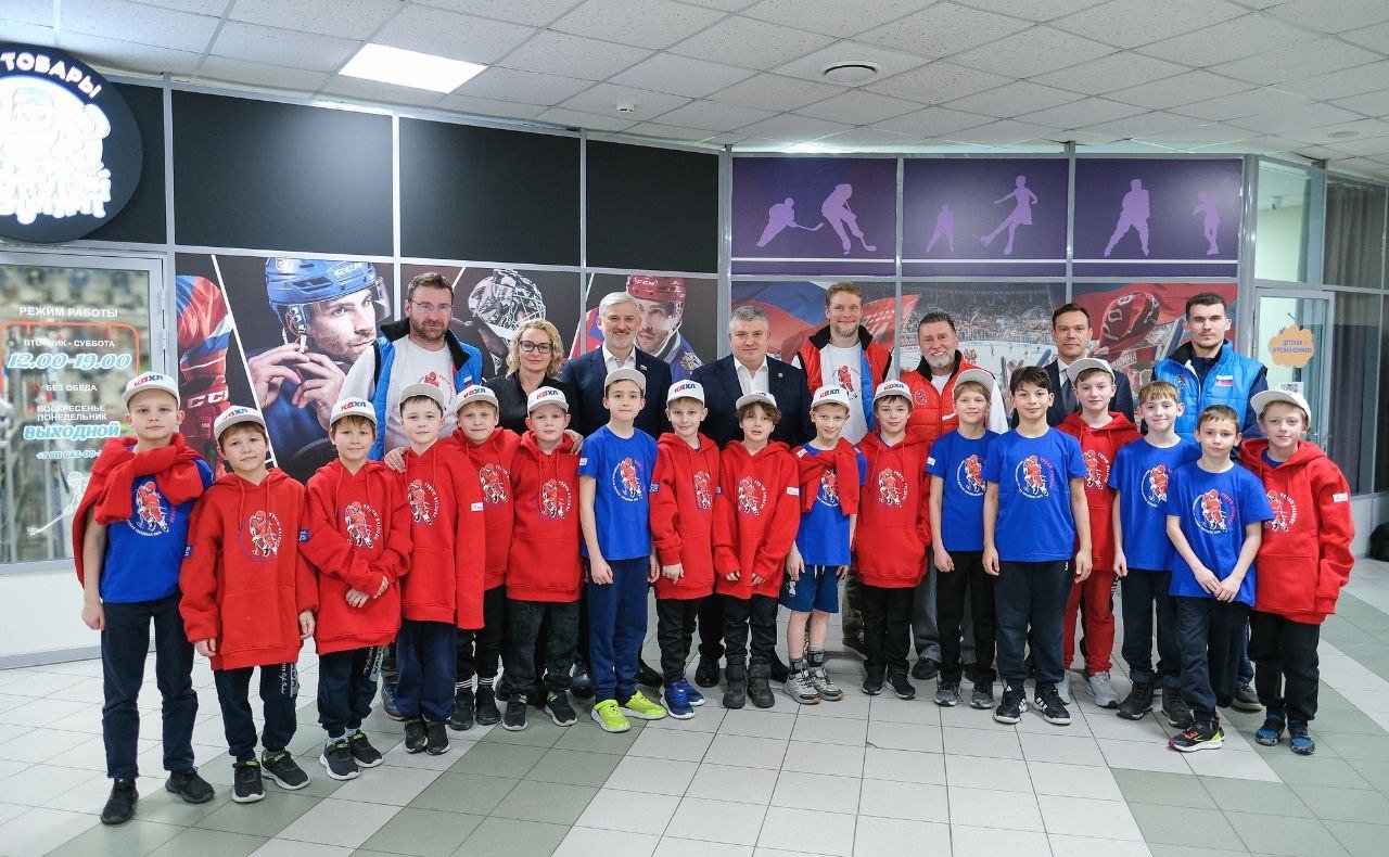 Сенатор Евгений Дитрих и Губернатор Новгородской области 
Александр Дронов встретились с хоккейной юношеской командой «Йети»