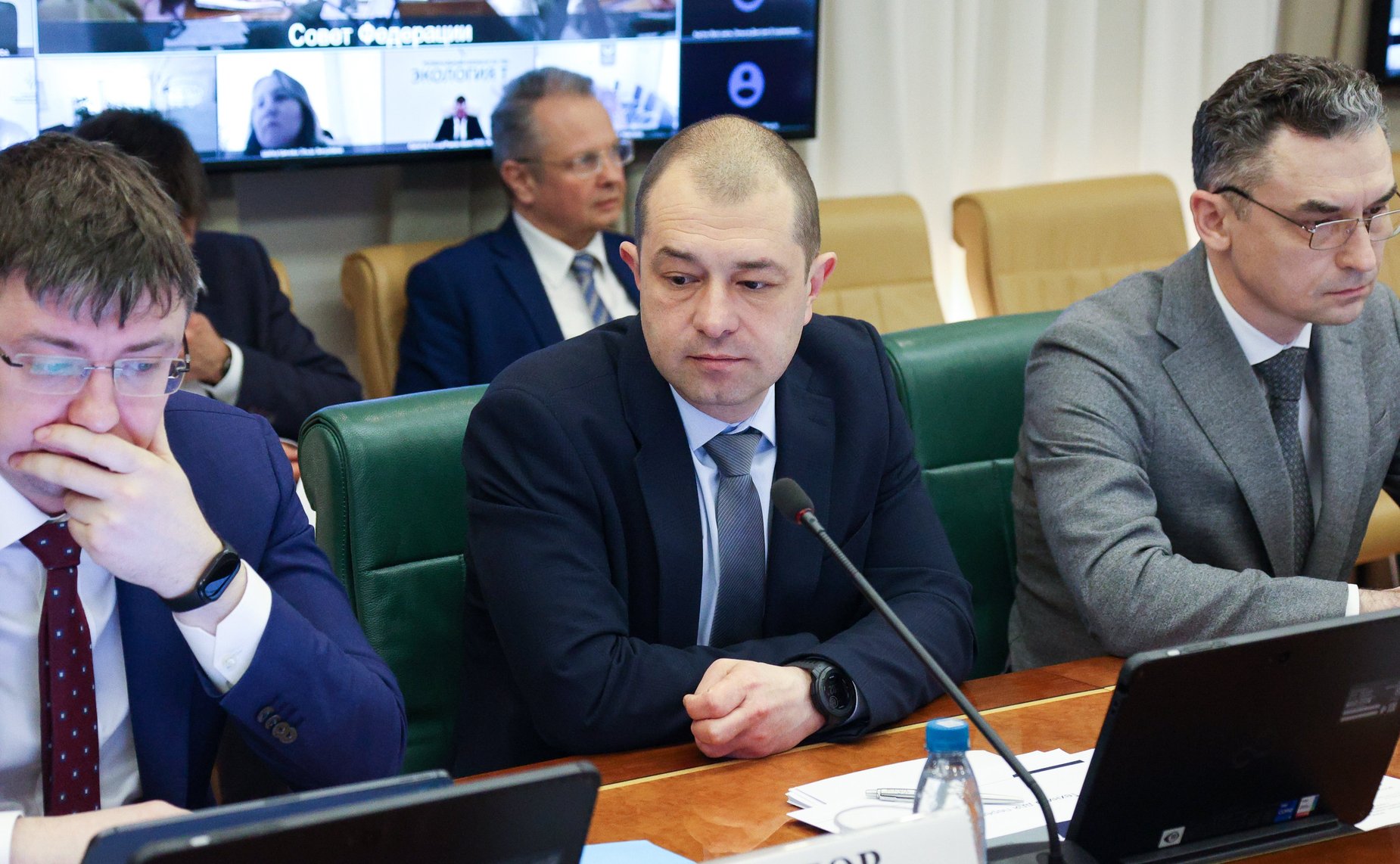 Совещание Комитета СФ по экономической политике по вопросу движения по автомобильным дорогам транспортных средств, осуществляющих перевозку твердых коммунальных отходов, с превышением допустимой нагрузки на ось