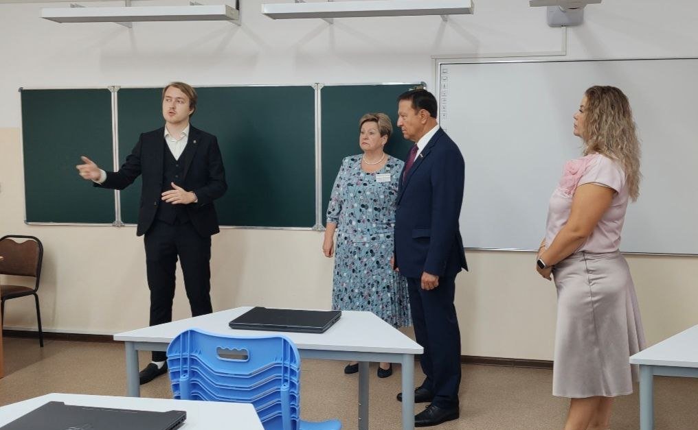 Александр Ролик в День знаний принял участие в торжественной линейке в школе № 39 г. Владивостока