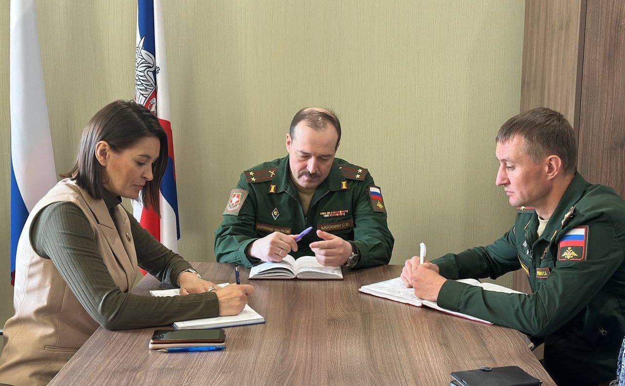 Маргарита Павлова в ходе работы в регионе обсудила вопросы материально-технического и кадрового обеспечения работы военных комиссариатов с военкомом Курчатовского и Калининского районов Челябинска Сергеем Катошиным
