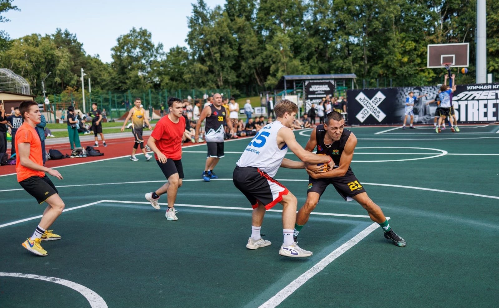 В Южно-Сахалинске впервые прошёл Всероссийский фестиваль «Уличная классика», на котором выступили любители стрит-культуры и экстремальных видов спорта