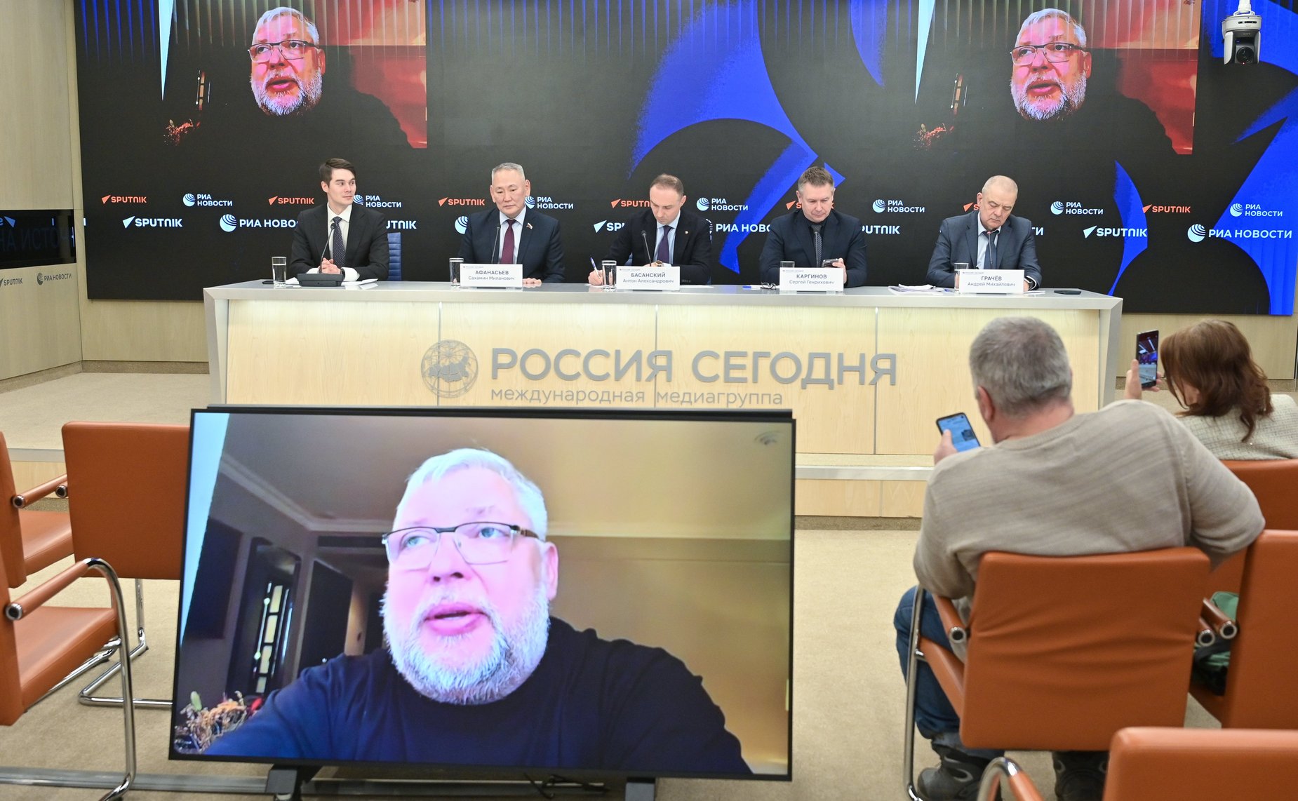 В пресс-центре медиагруппы «Россия сегодня» Сахамин Афанасьев принял участие в пресс-конференции, посвященной вопросам развития Арктики