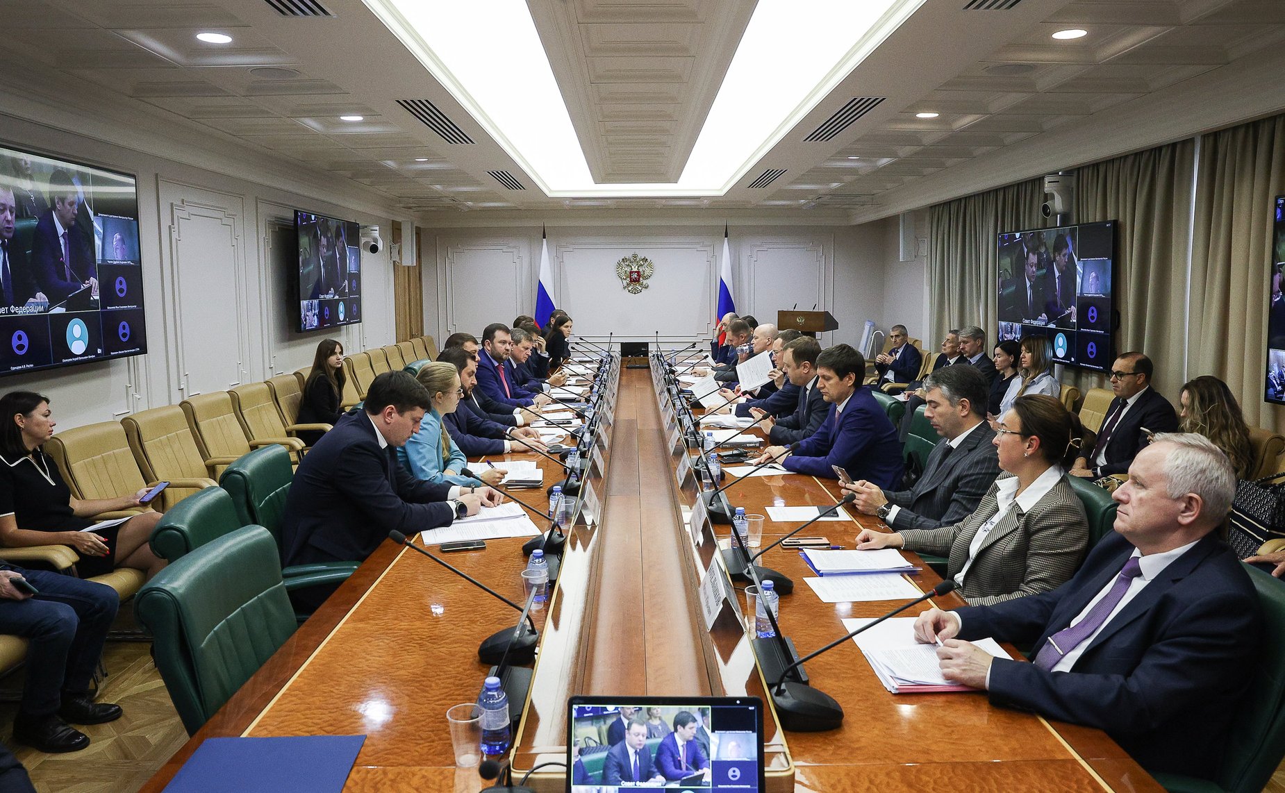 Круглый стол на тему «О мерах поддержки государственных корпораций и акционерных обществ с государственным участием»