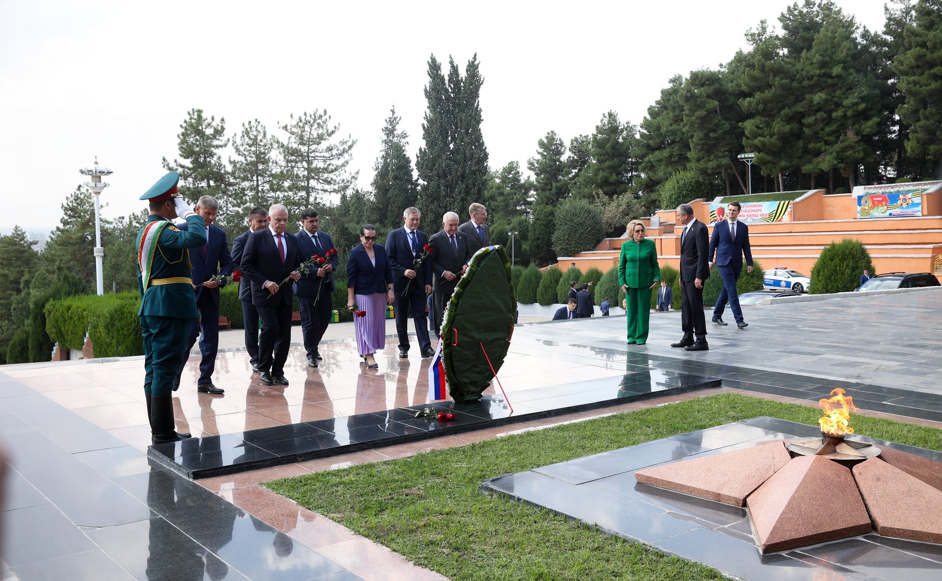 Церемония возложения венка к мемориалу «Вечный огонь» в парке Победы