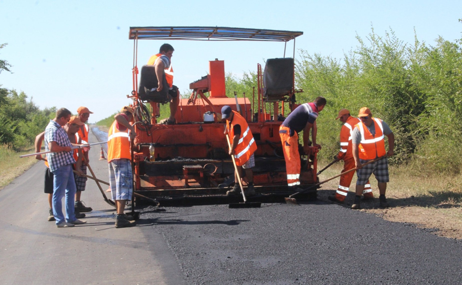 Олег Алексеев вместе с главой Краснокутского района Дмитрием Уполовниковым посмотрел, как идет строительство спортивного парка