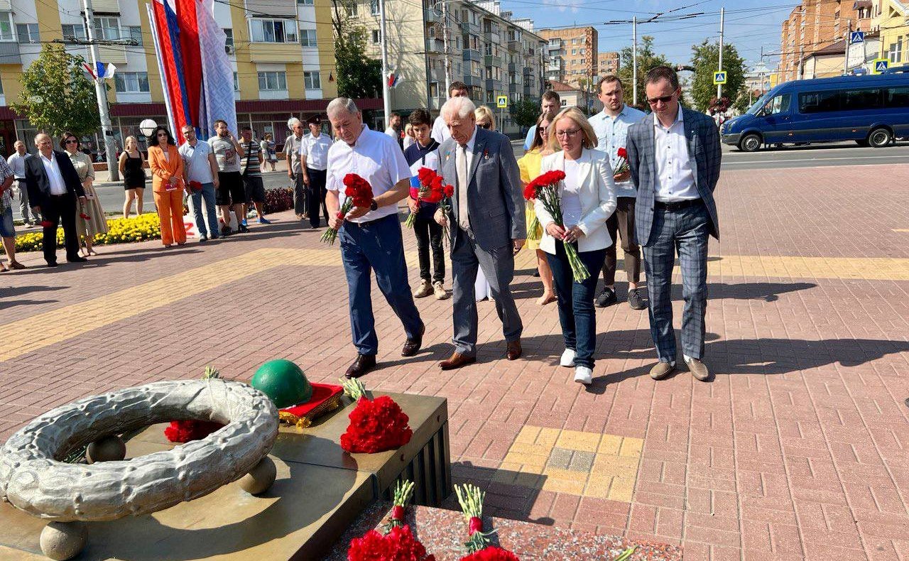 Анатолий Артамонов принял участие в возложении цветов к Вечному огню на могиле Неизвестного солдата