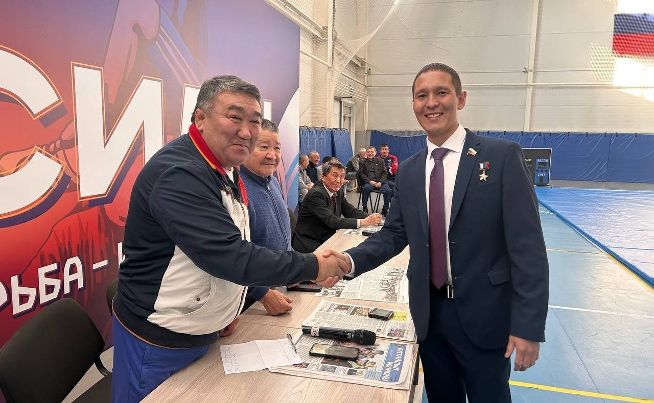 Амыр Аргамаков в ходе поездки в регион провел встречу с главой администрации МО «Майминский район» Петром Громовым