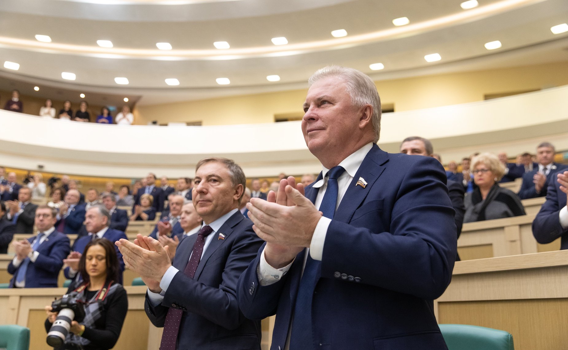 Сенаторы исполняют гимн России перед началом 447-го заседания Совета Федерации