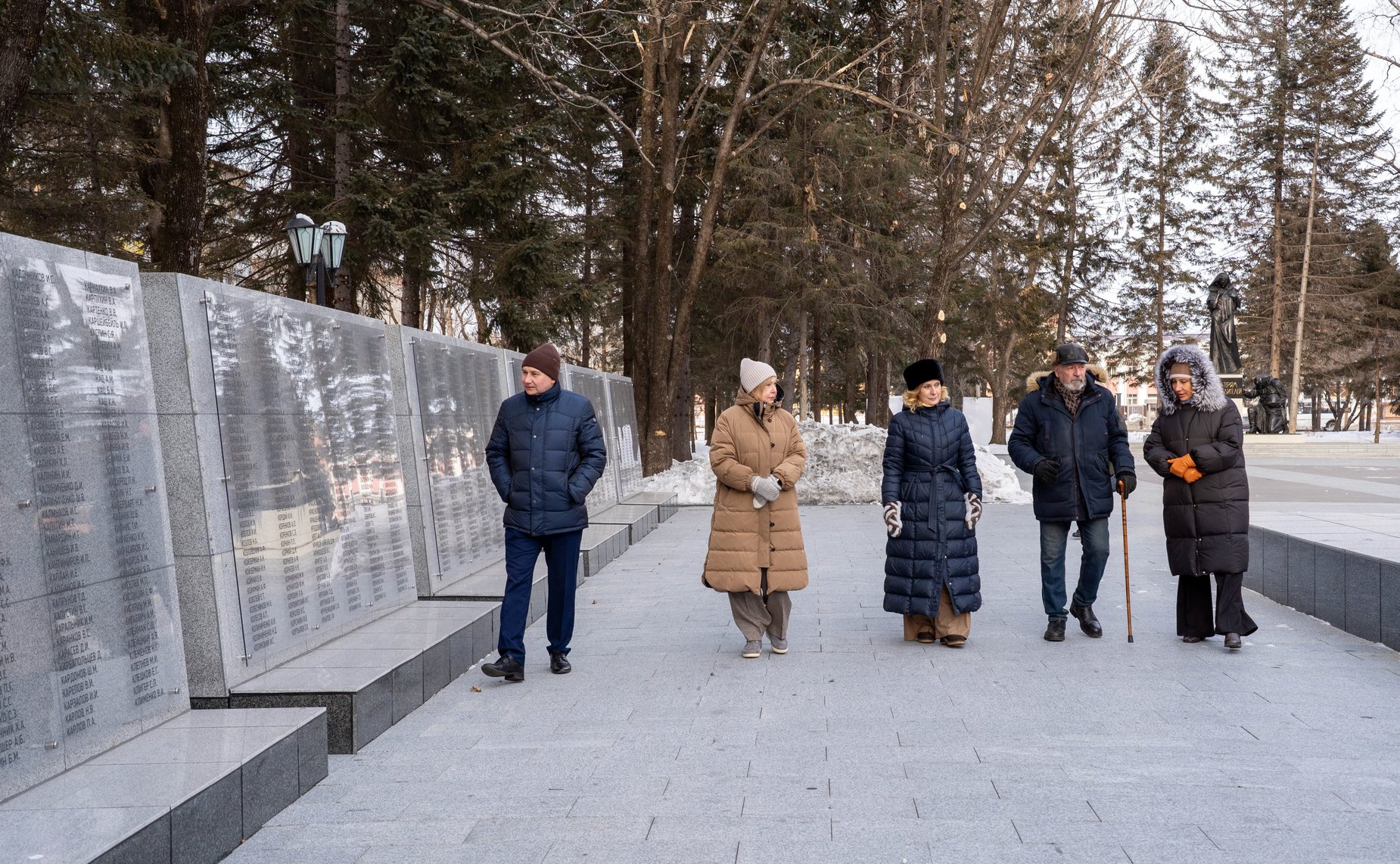 Сенаторы приняли участие в возложении цветов к мемориалу «Матерям победителям» в Сквере Победы