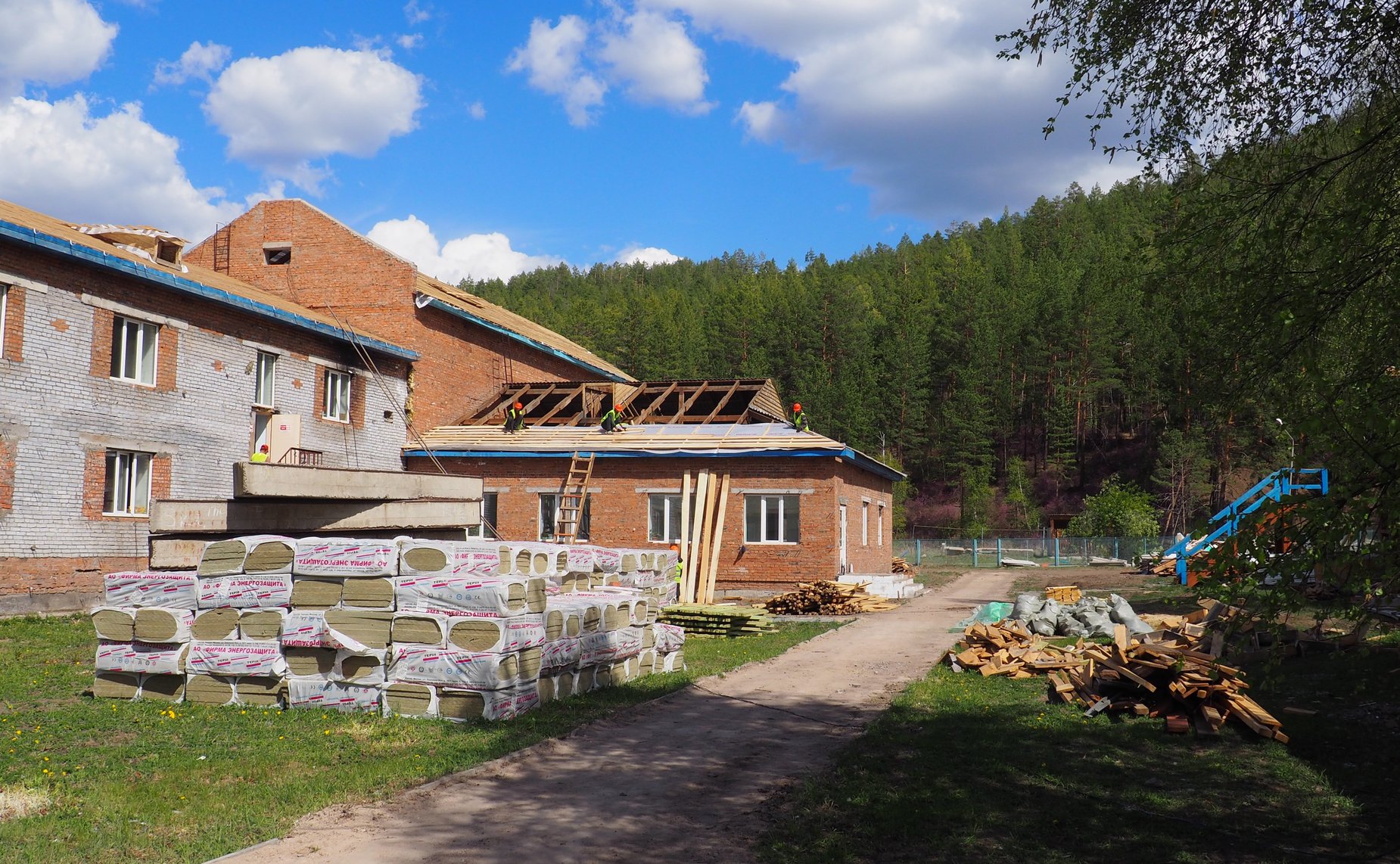 Вячеслав Наговицын ознакомился с ходом капитального ремонта образовательных учреждений региона