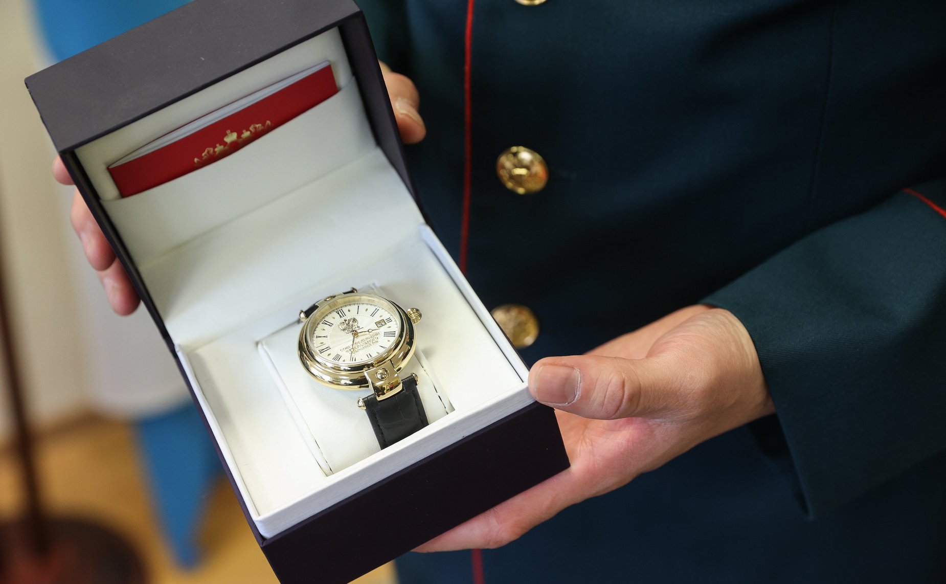 Владимир Полетаев пригласил Героя России Амыра Аргамакова из Республики Алтай в Совет Федерации, где лично поздравил его с присвоением высшего звания за заслуги перед государством и народом