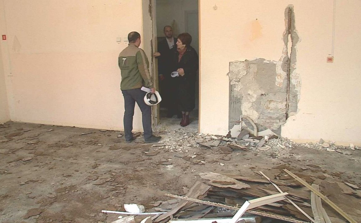 Екатерина Алтабаева в ходе работы в регионе посетила школу-интернат №6, где приняла участие в церемонии начала строительно-монтажных работ