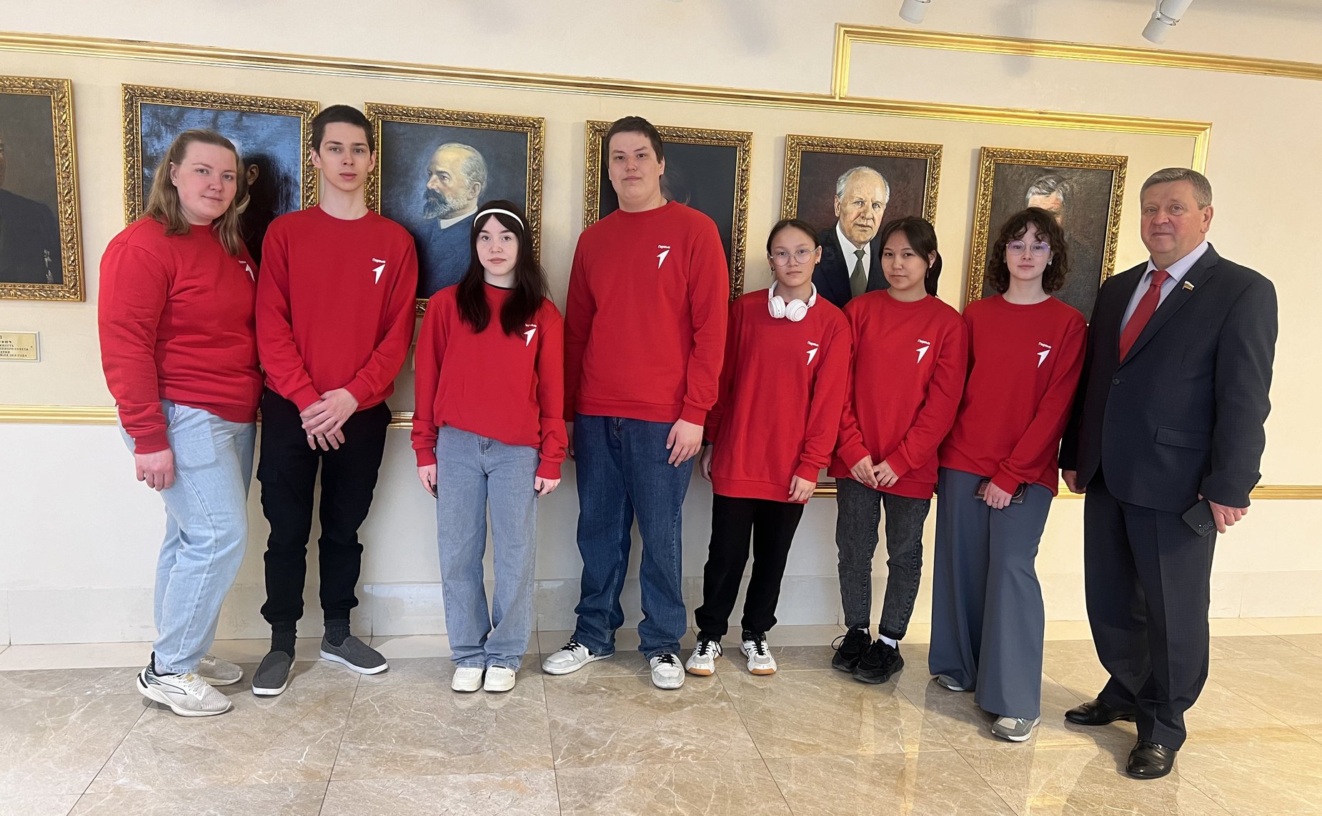 В Совете Федерации Александр Лутовинов встретился с ребятами из отдаленного арктического села Омы и города Нарьян-Мара