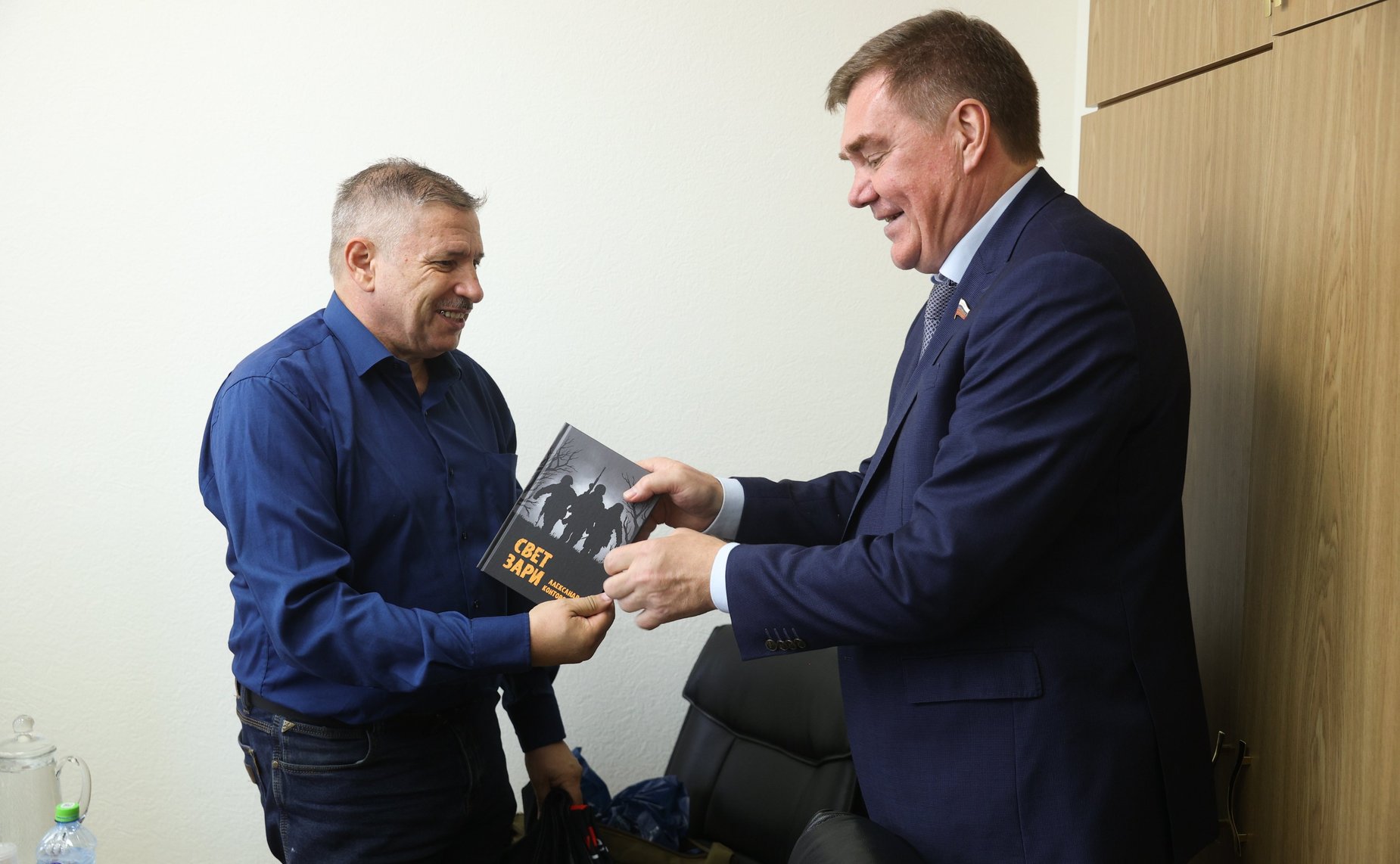 Встреча сенатора РФ Александра Савина с членом Союза писателей ЛНР Ф. Савенковой и писателем А. Конторовичем