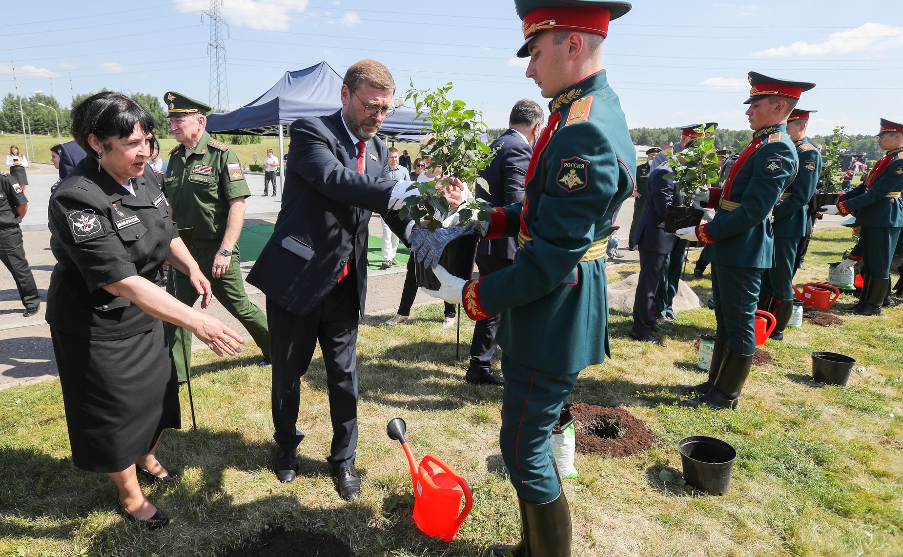 Заместитель Председателя Совета Федерации Константин Косачев принял участие в высадке кустов сирени в честь легендарных полководцев Великой Отечественной войны