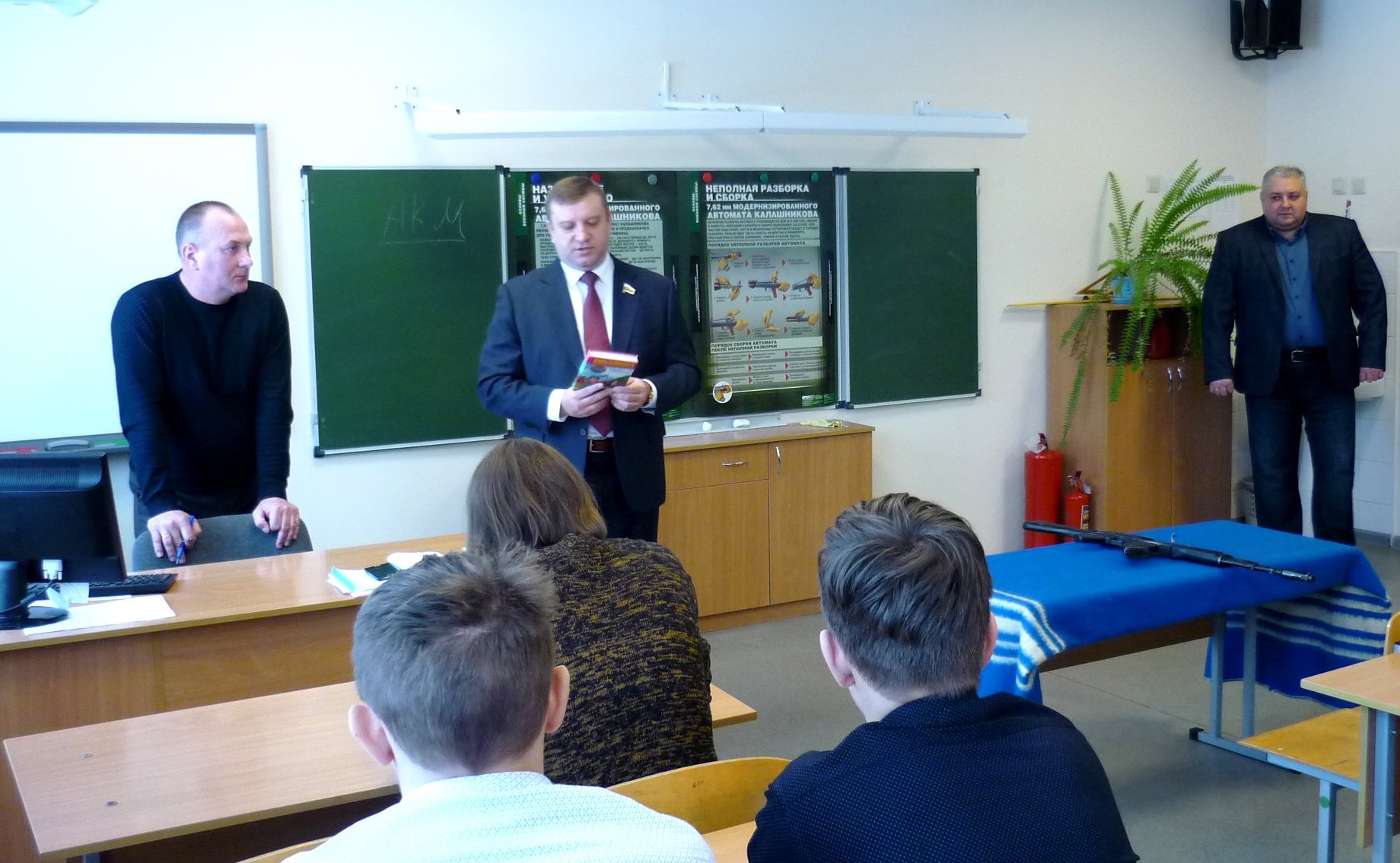 Алексей Кондратьев встретился с учителями и воспитанниками Бондарской средней школы