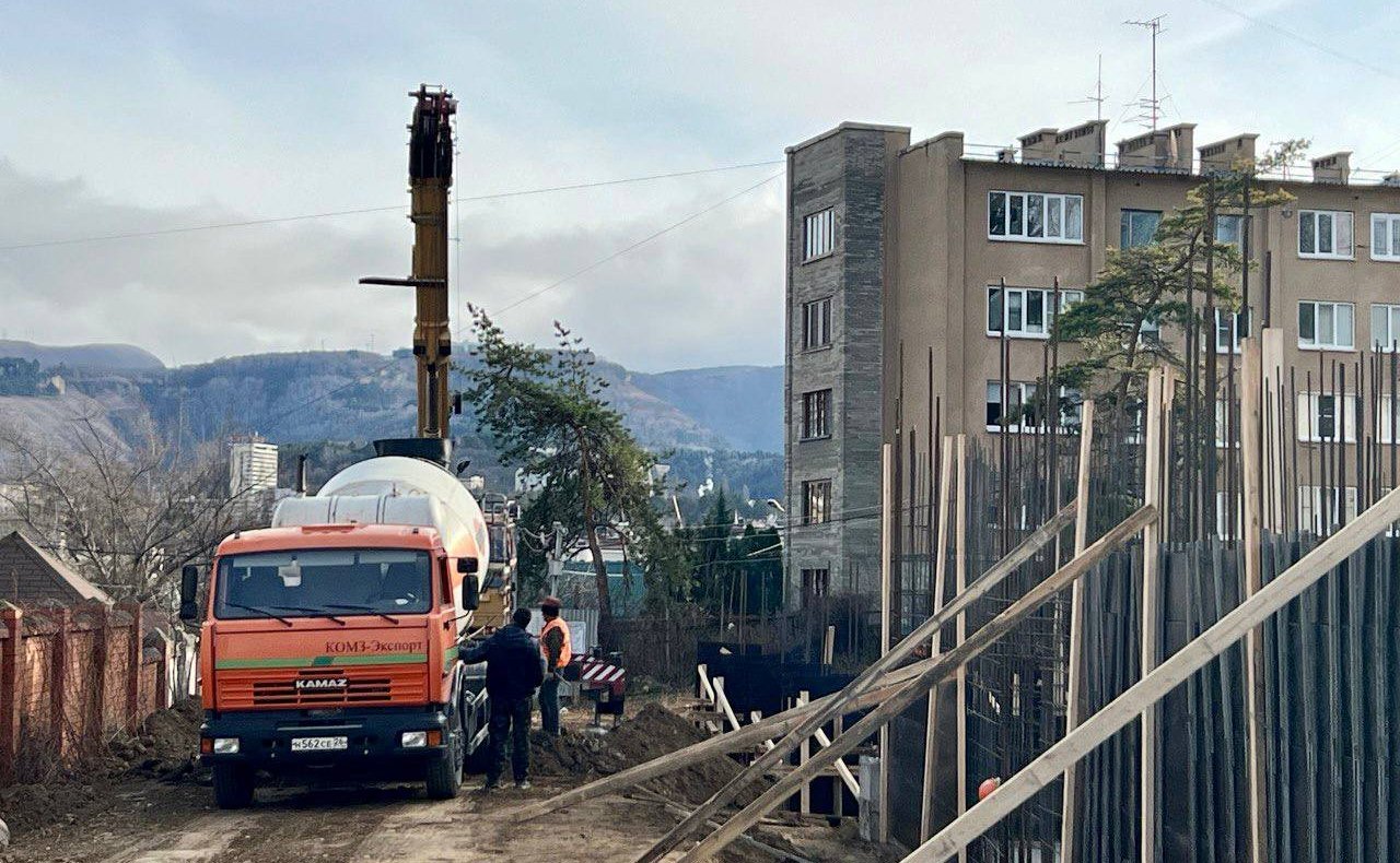 Анатолий Артамонов совершил рабочую поездку в Кавминводы и посетил строительные площадки социальных объектов Кисловодска