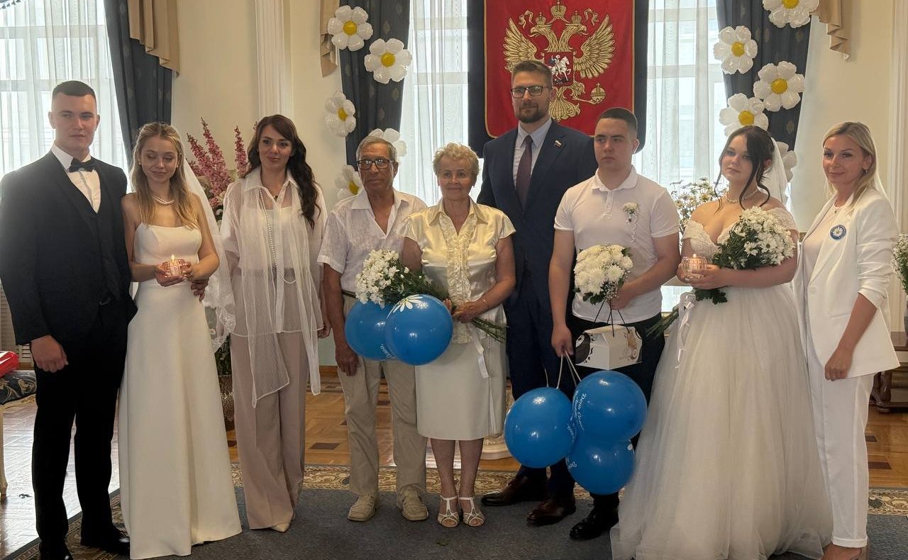 Руслан Смашнев поздравил смоленские пары с Днем семьи, любви и верности