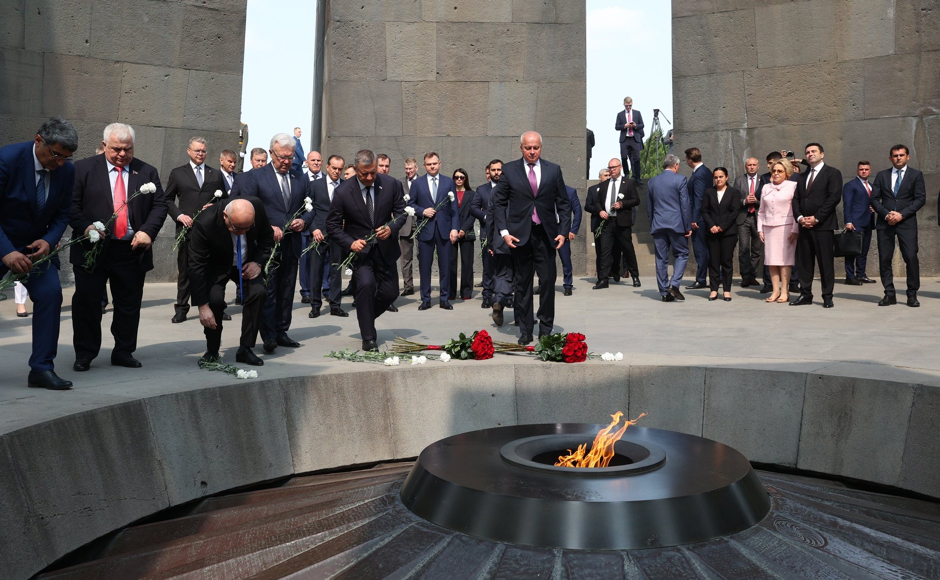 Сенаторы РФ посетили Мемориал памяти жертв геноцида армян «Цицернакаберд» и возложили цветы к Вечному огню
