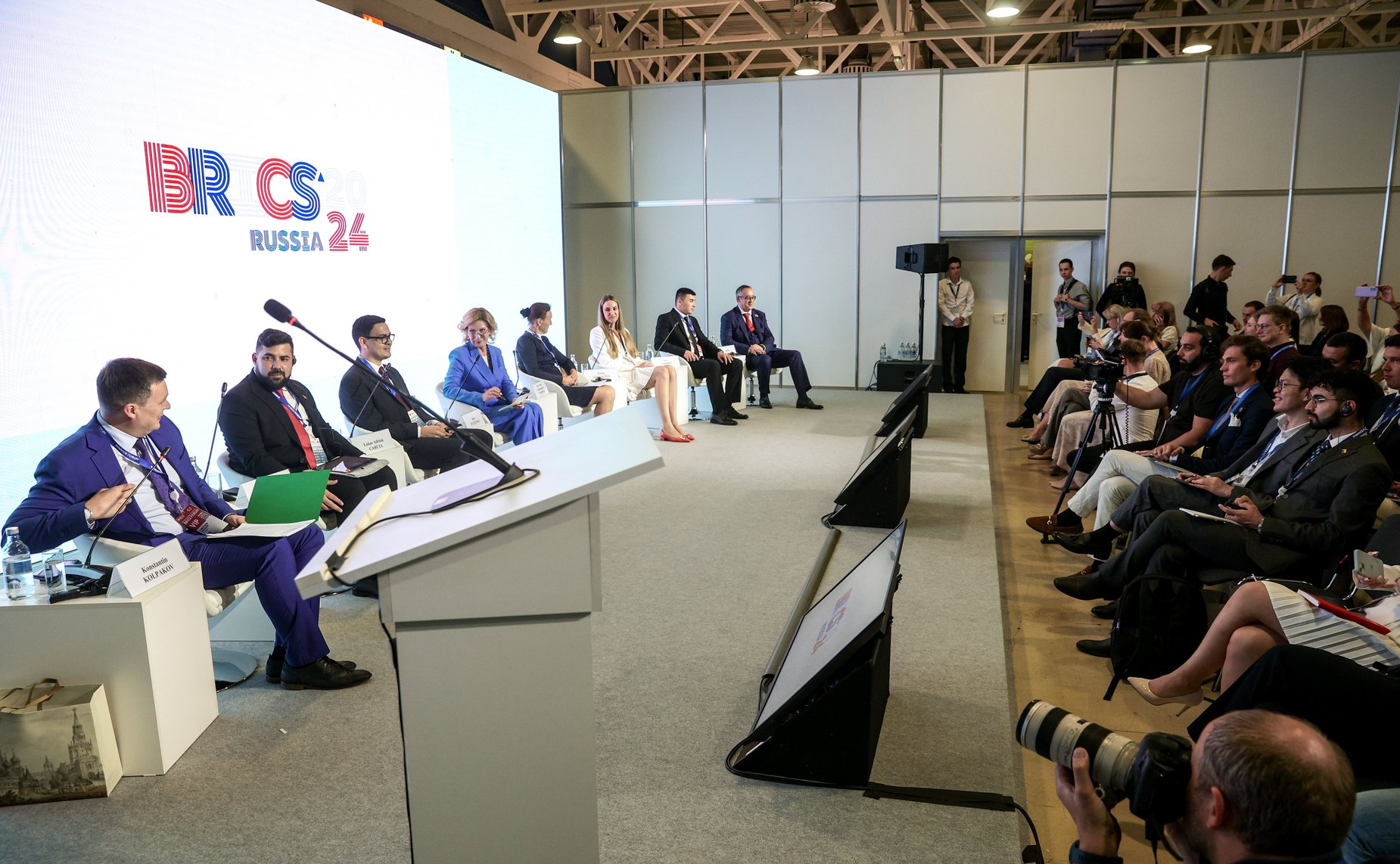 Заседание сессии «Развитие молодежного парламентаризма. Международное сотрудничество молодых парламентариев: практика, проблемы, перспективы»