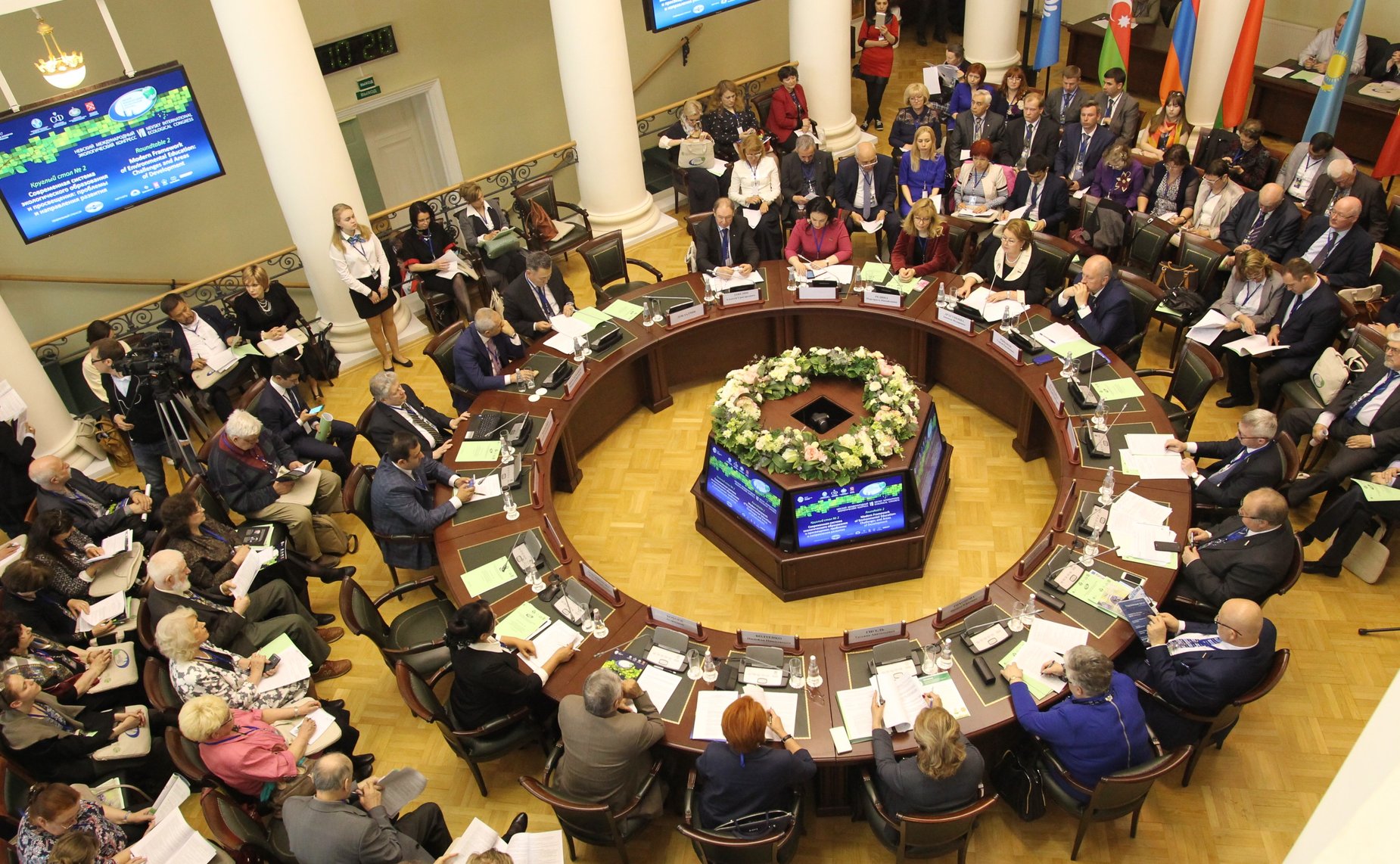 В рамках VIII Невского международного экологического конгресса остоялся «круглый стол» на тему «Современная система экологического образования и просвещения: проблемы и направления развития»