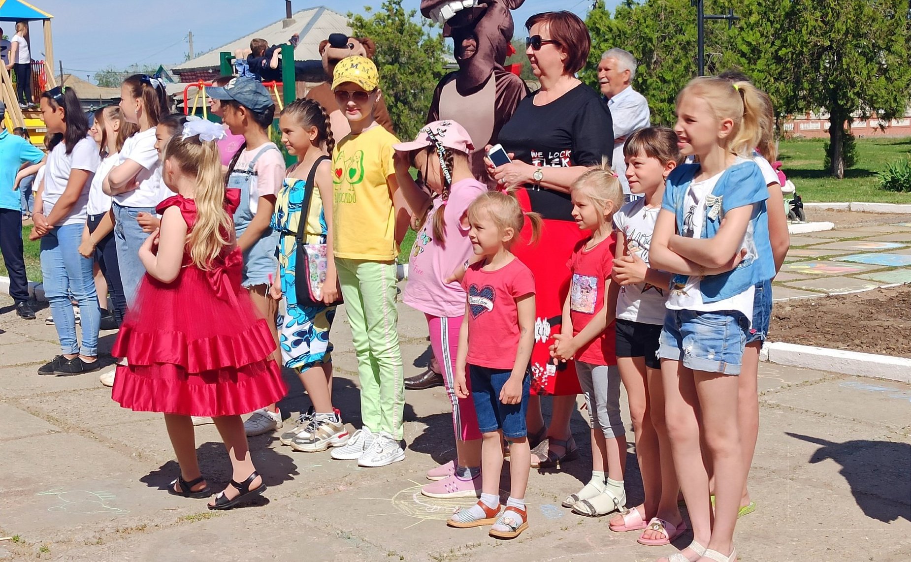 Олег Алексеев поздравил жителей с Днем защиты детей