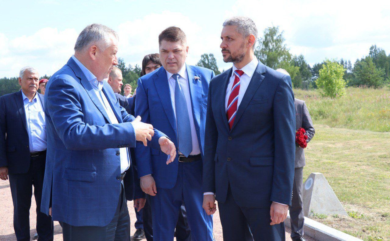 На Интернациональной Аллее Памяти мемориала «Невский пятачок» в Кировском районе Ленинградской области состоялась церемония открытия стелы, посвященной погибшим при прорыве блокады Ленинграда воинам из Забайкалья