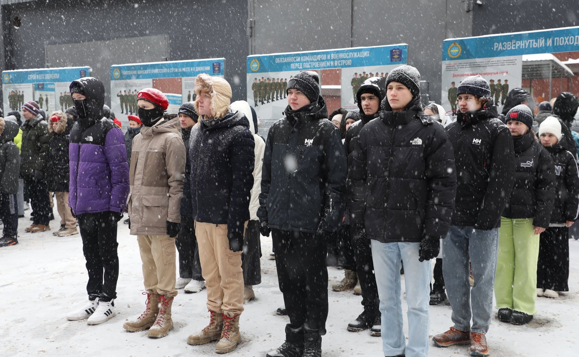 Заместитель Председателя СФ Юрий Воробьев и первый заместитель председателя Комитета СФ по обороне и безопасности Виктор Бондарев провели встречу с курсантами Военного учебного центра Череповецкого государственного университет