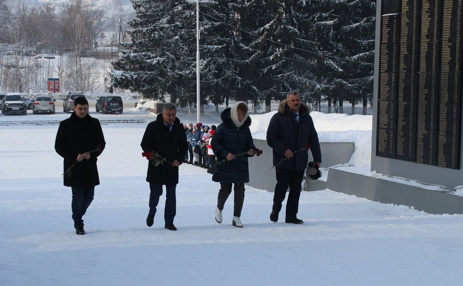 Татьяна Гигель вместе с депутатами республики: и. о. Председателя Государственного Собрания – Эл Курултай Республики Алтай и добровольцами Волонтерского центра возложила живые цветы к Вечному огню