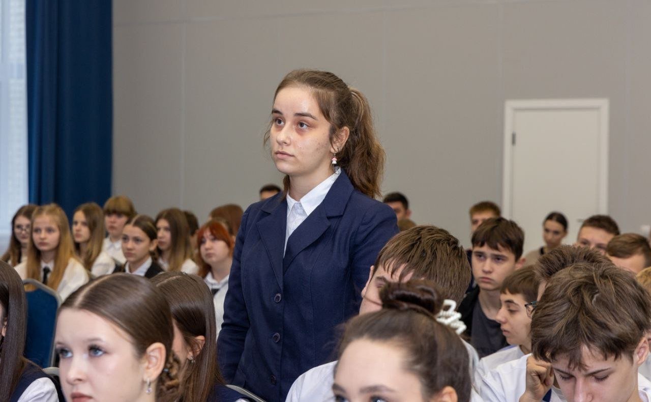 Ольга Бас в стенах Республиканского центра воспитания и развития дополнительного образования «Пионер» провела важный урок-лекцию в рамках программы «Разговоры о важном»