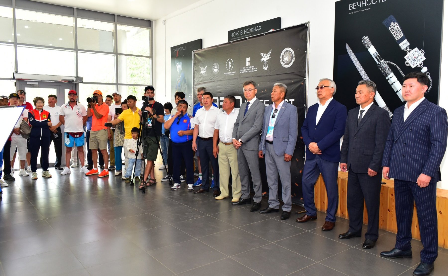 Баир Жамсуев принял участие в презентации наградного материала Первенства России по стрельбе из лука, прошедшей в мастерской Международной ассоциации бурятских оружейников