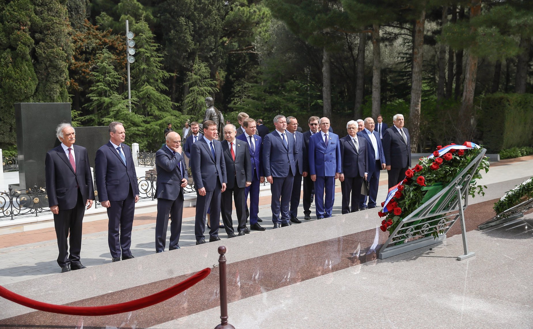 Валентина Матвиенко возложила венок к могиле Гейдара Алиева и приняла участие в церемонии возложения венка на Аллее Шехидов