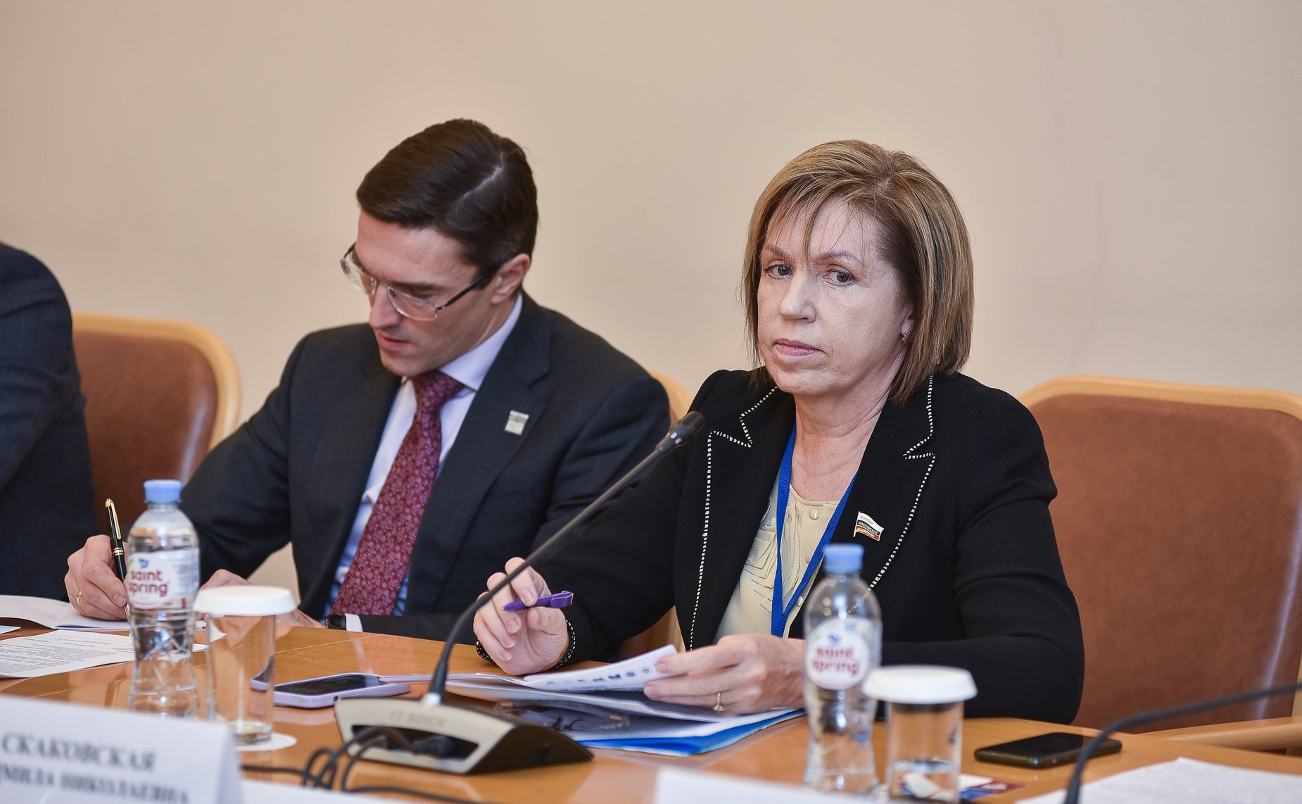 Людмила Скаковская и декан юридического факультета, директор НИИ Проблем государственного языка Санкт-Петербургского государственного университета Сергей Белов провели круглый стол на тему «Русский язык – язык правотворчества в СНГ»