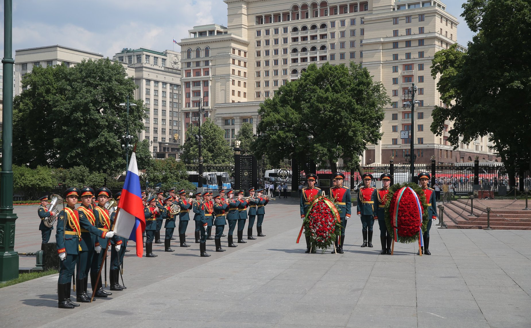 Участие сенаторов РФ в торжественной церемонии возложения венка от Посольства Республики Беларусь в РФ к Могиле неизвестного Солдата и цветов к мемориалам Город-Герой Минск и Брестская Крепость — Герой