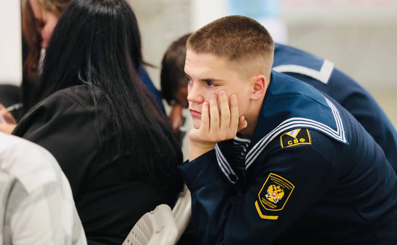 Андрей Хапочкин встретился с сахалинской молодежью в рамках слета «Время быть», приуроченного к Всемирному дню молодежи